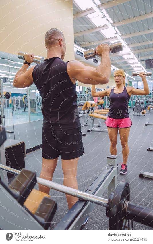 Mann Coach Training für Frau mit Hanteln Übungen schön Sport Schule Erwachsene Freundschaft Fitness authentisch stark Personal Trainerin Mädchen Lehre