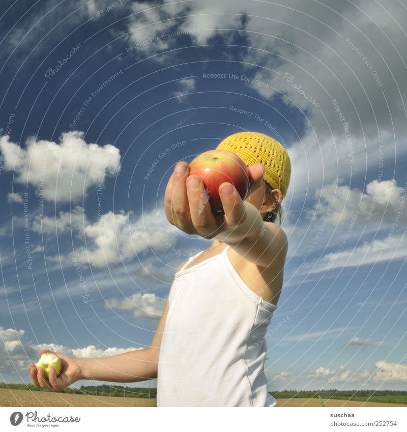 zur halbzeit einen apfel .. androgyn Kind Mädchen Kindheit Haut Kopf Ohr Arme Hand Finger 3-8 Jahre Umwelt Natur Landschaft Luft Himmel Wolken Horizont Sommer