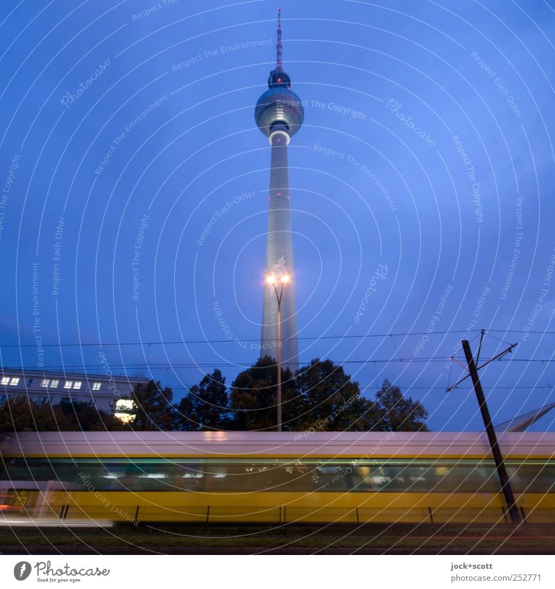 schneller Nahverkehr Himmel Hauptstadt Stadtzentrum Sehenswürdigkeit Berliner Fernsehturm Verkehr Verkehrsmittel Verkehrswege Öffentlicher Personennahverkehr