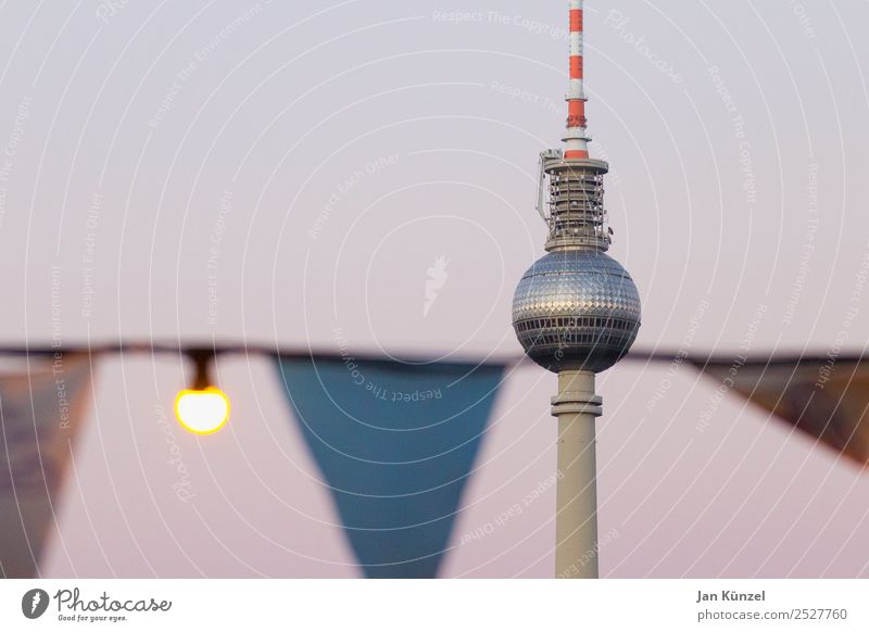 Sommer in Berlin mit Fernsehturm und Biergarten-Beleuchtung Ferien & Urlaub & Reisen Tourismus Freiheit Städtereise Nachtleben ausgehen Feste & Feiern Party