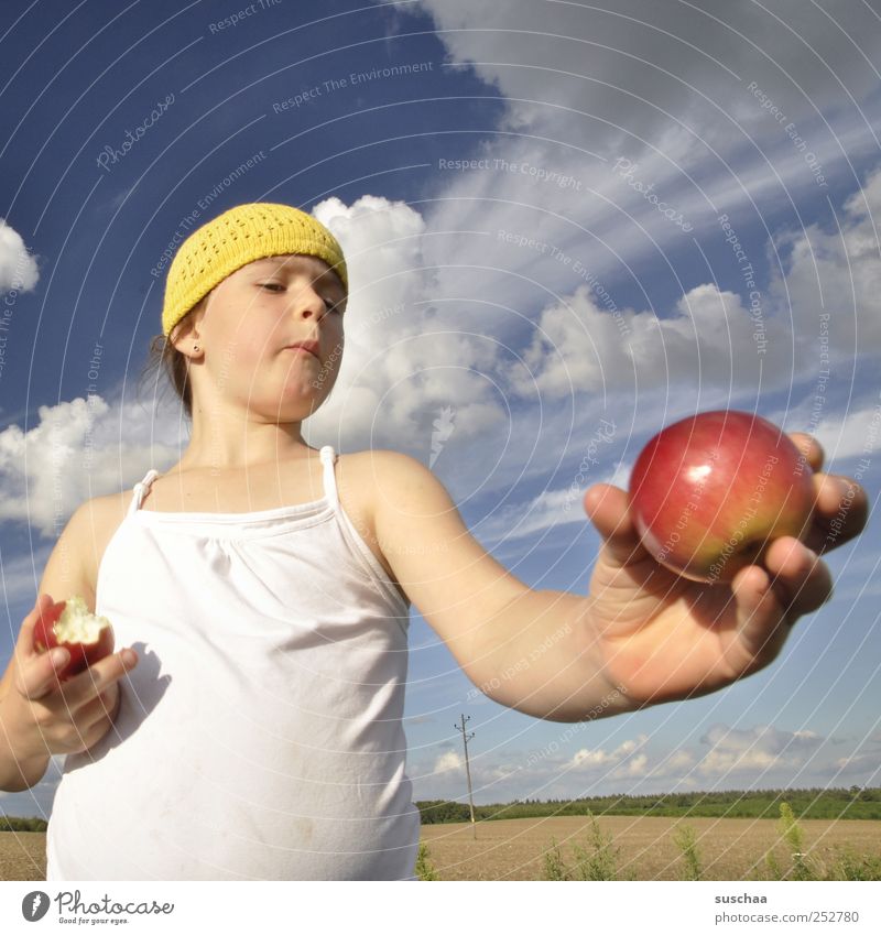 .. noch ein apfel Kind Mädchen Kindheit Haut Kopf Gesicht Auge Nase Arme Hand Finger 3-8 Jahre Umwelt Natur Landschaft Himmel Wolken Sommer Schönes Wetter Feld