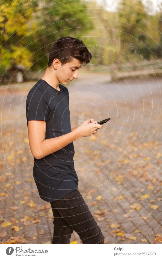 Cooler Teenager mit fünfzig Jahren und einem Handy auf der Straße. Lifestyle Glück lesen Telefon PDA Technik & Technologie Internet Mensch Junge Mann Erwachsene