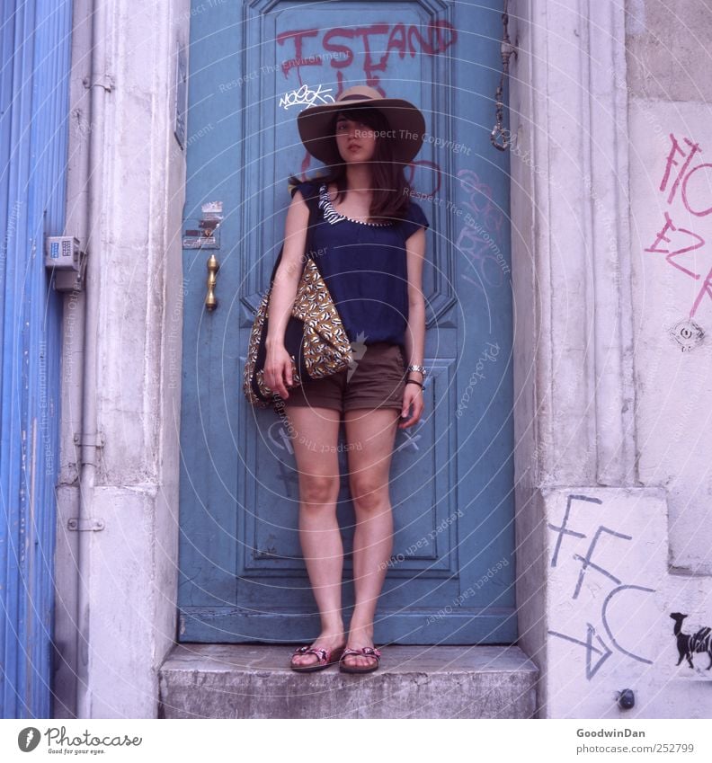 Marseille. Mensch feminin Junge Frau Jugendliche Erwachsene 1 18-30 Jahre Hafenstadt Stadtzentrum Altstadt Haus Einfamilienhaus Traumhaus Fassade Tür