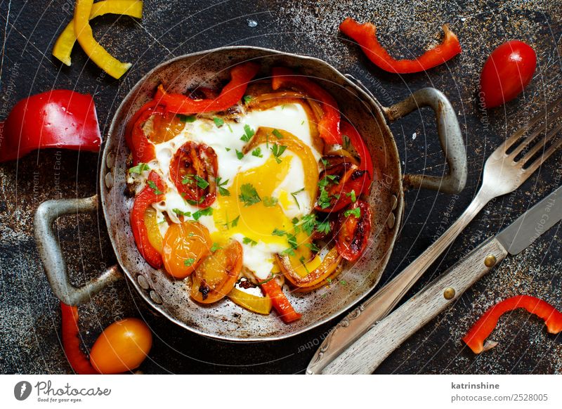 Spiegelei mit Paprika und Tomaten Gemüse Frühstück Pfanne Tisch frisch hell gelb rot Cholesterin kochen & garen Ei fette Nahrung Lebensmittel braten Mahlzeit