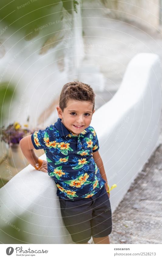 Porträt eines süßen kleinen Jungen gegen eine Steinmauer Stil Glück schön Gesicht Sommer Kind Fotokamera Mensch maskulin Baby Kleinkind Mann Erwachsene Kindheit