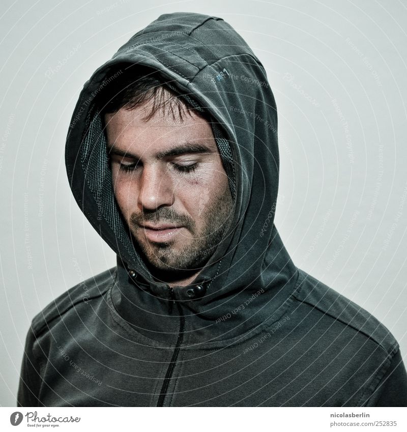 Montags Portrait 09 Stil maskulin Junger Mann Jugendliche 1 Mensch 18-30 Jahre Erwachsene Bekleidung Jacke Mütze Kapuze Kapuzenjacke schwarzhaarig Bart