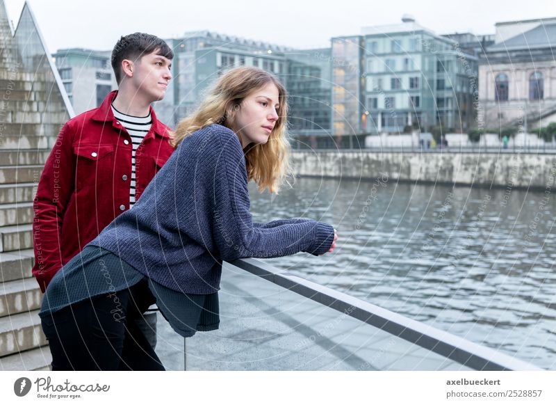 junges Paar an der Spree in Berlin Lifestyle Freizeit & Hobby Ferien & Urlaub & Reisen Sightseeing Städtereise Mensch maskulin feminin Junge Frau Jugendliche