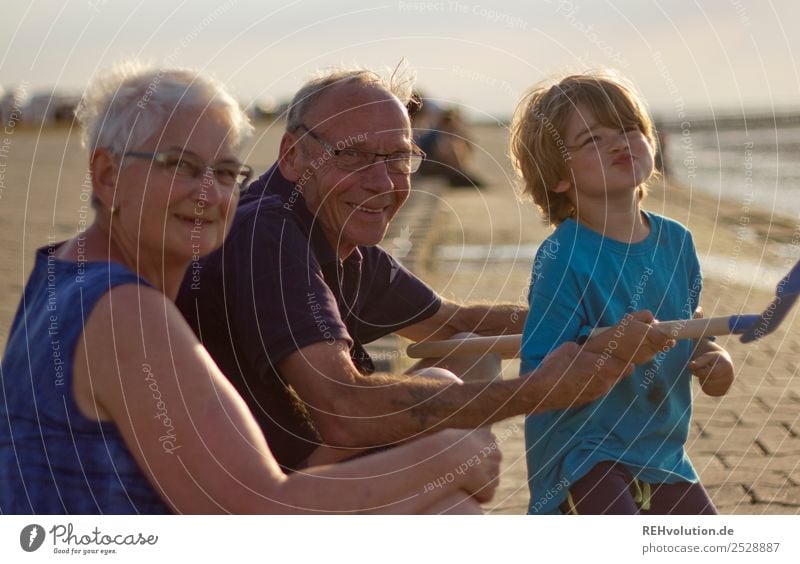 Familie mit Oma Opa Kind am Meer Ferien & Urlaub & Reisen Sommer Sommerurlaub Strand Mensch maskulin feminin Junge Weiblicher Senior Frau Männlicher Senior Mann