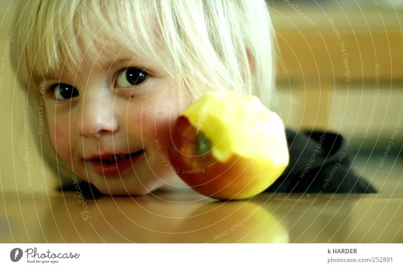 apple a day keeps the doctor away Mensch Kleinkind Mädchen 1 1-3 Jahre Essen Fröhlichkeit frisch glänzend Glück mehrfarbig gelb Farbfoto Innenaufnahme