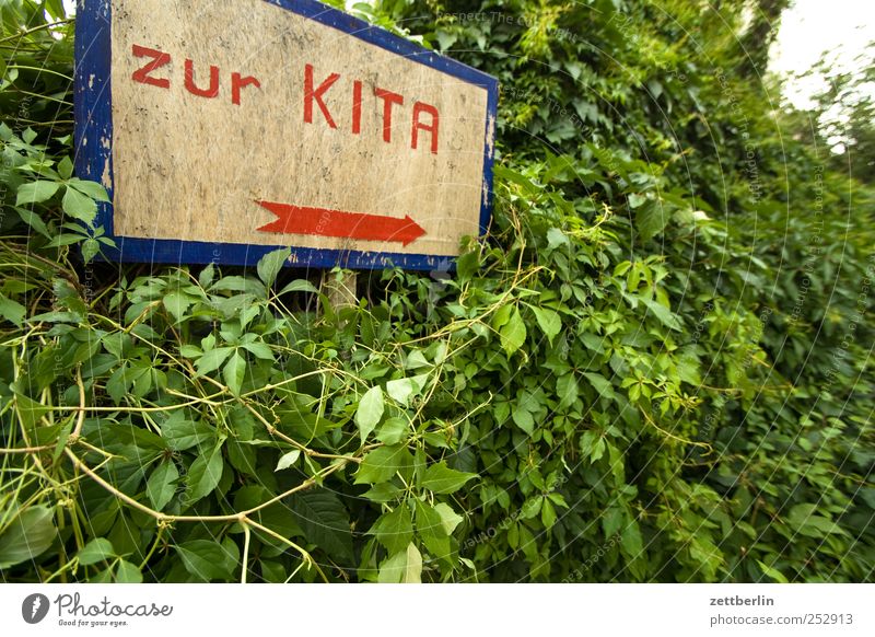 zur KITA Kindergarten Arbeit & Erwerbstätigkeit Holz Zeichen Schriftzeichen Freude wallroth Schilder & Markierungen Pfeil Orientierung Hinweisschild Richtung