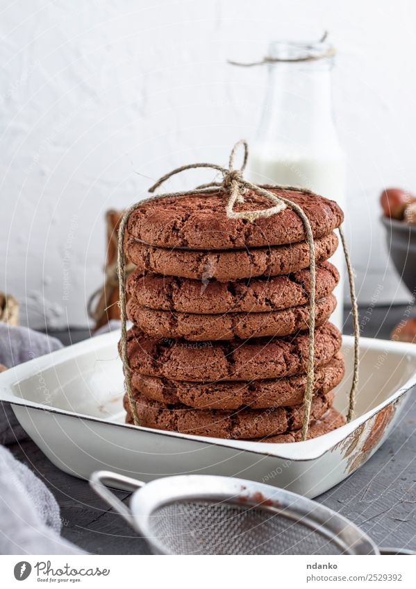 Schokokekse Süßwaren Milch Teller Essen dunkel frisch braun weiß Plätzchen Schokolade Jeton melken Keks backen Hintergrund Lebensmittel süß Doppelgänger