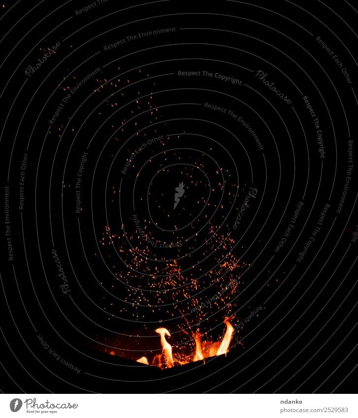 brennendes Feuer Rauch leuchten heiß hell gelb rot schwarz Energie Farbe Flamme Hintergrund Funken orange Grillrost glühen erwärmen glühend Brandwunde feurig