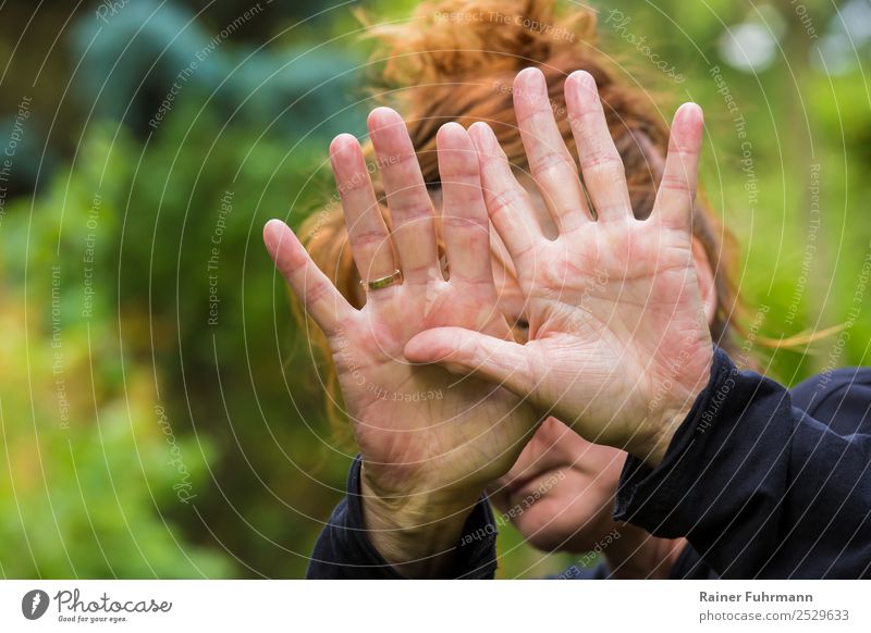 eine Frau hebt abwehrend die Hände Mensch feminin Erwachsene 1 Aggression bedrohlich Gefühle Stimmung Angst Entsetzen Todesangst gefährlich Gewalt Partnerschaft