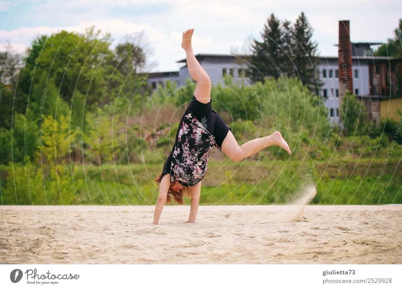 Sommer in der Stadt :) Sport Fitness Sport-Training Turnen Radschlagen Handstand feminin Frau Erwachsene Leben 1 Mensch 30-45 Jahre 45-60 Jahre Schönes Wetter