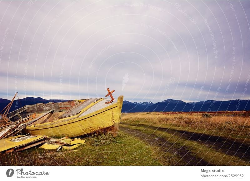 Altes Holzboot an Land verlassen. Ferien & Urlaub & Reisen Meer Insel Natur Landschaft Sand Himmel Wolken Küste Verkehr Wasserfahrzeug Rost alt retro Einsamkeit