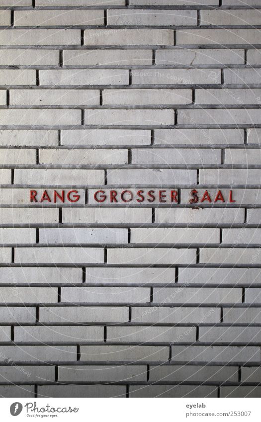 RANG GROSSER SAAL Bühne Kultur Stadtzentrum Haus Bauwerk Gebäude Architektur Mauer Wand Fassade Zeichen Schriftzeichen Hinweisschild Warnschild alt eckig kalt