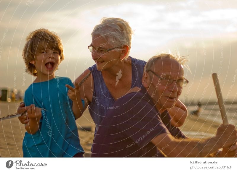 Oma und Opa mit Enkel am Meer Ferien & Urlaub & Reisen Sommerurlaub Sonne Strand Mensch Junge Weiblicher Senior Frau Männlicher Senior Mann Großvater Großmutter