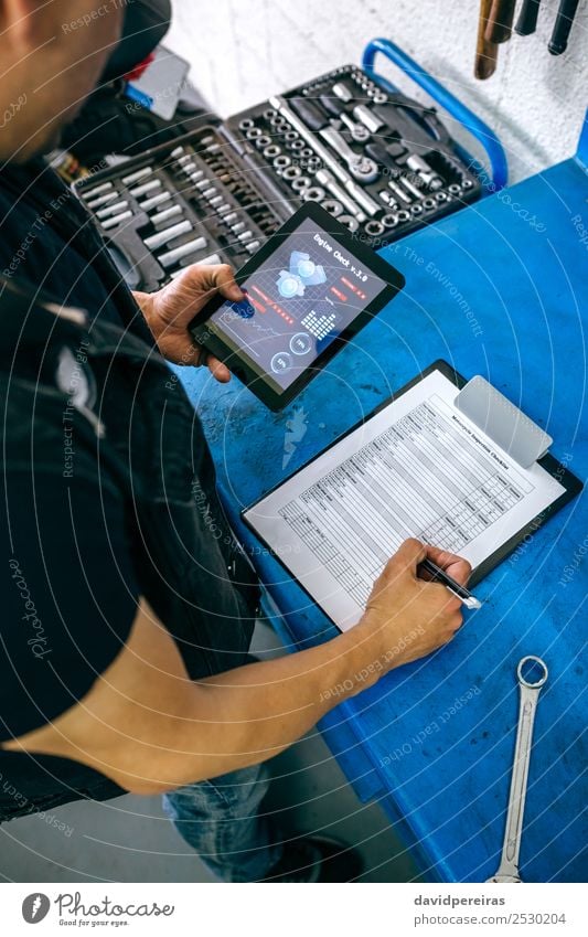 Mechaniker mit Tablet App und Notizen machen Dekoration & Verzierung Arbeit & Erwerbstätigkeit Motor Mensch Mann Erwachsene Motorrad Vergleich Ergebnisse
