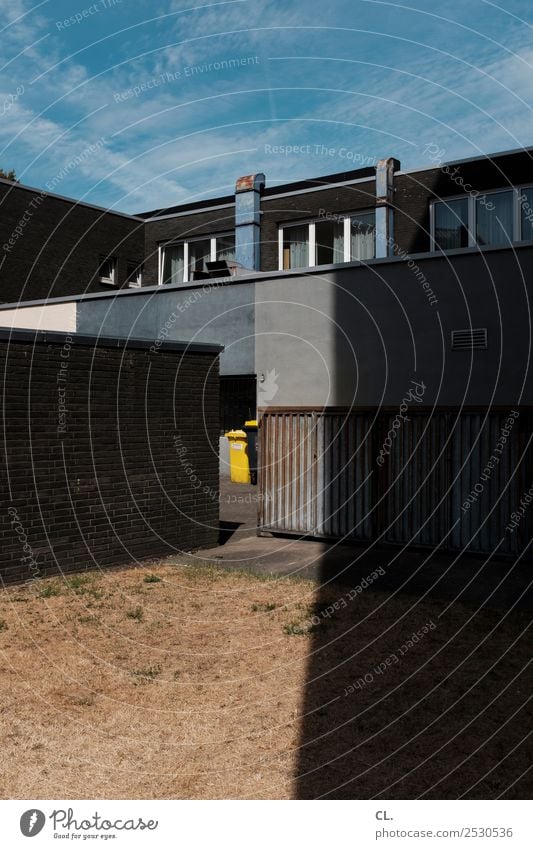 gelbe tonne Himmel Sommer Schönes Wetter Wärme Dürre Stadt Menschenleer Haus Platz Gebäude Architektur Garage Mauer Wand Fassade Fenster Müllbehälter