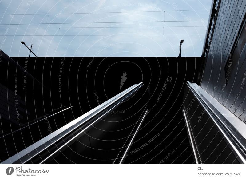 rolltreppe Himmel Schönes Wetter Stadt Stadtzentrum Menschenleer Gebäude Architektur Mauer Wand Treppe Rolltreppe dunkel blau schwarz Bewegung Perspektive