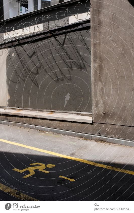 krimi | fluchtweg Menschenleer Mauer Wand Verkehrswege Straße Wege & Pfade Stacheldraht Zeichen Schilder & Markierungen Verkehrszeichen Linie Pfeil trist Angst