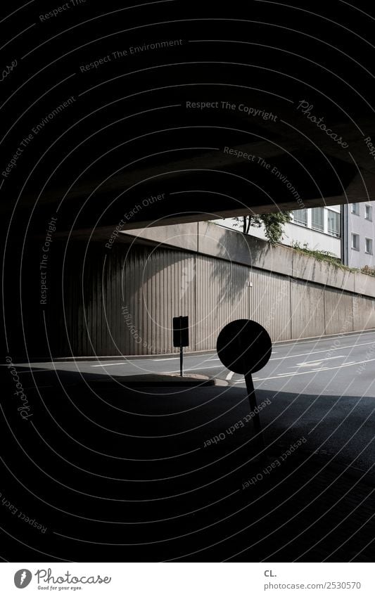 zeichen Stadt Stadtzentrum Menschenleer Haus Brücke Bauwerk Gebäude Architektur Mauer Wand Verkehr Verkehrswege Straßenverkehr Wege & Pfade Hochstraße