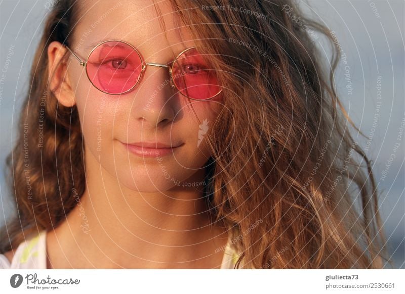 My world is pink | Teenager Mädchen mit rosa Brille Junge Frau Jugendliche Leben 1 Mensch 13-18 Jahre Sommer Schönes Wetter rosarote Brille blond langhaarig