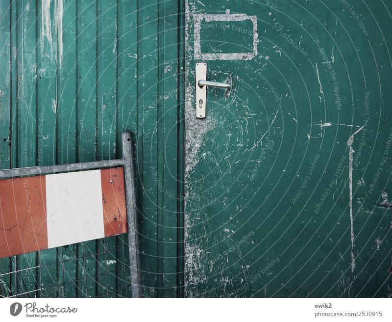 Bauhaus Tür Container Bauhütte Griff Bauzaun Wellblechhütte Metall alt rot türkis weiß Warnung Sicherheit Kratzer Spuren Zahn der Zeit Farbfoto Gedeckte Farben