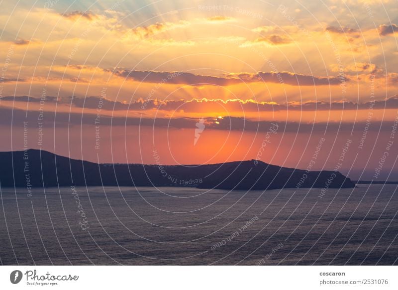 Schöner und erstaunlicher Sonnenuntergang von einer griechischen Insel aus. schön Ferien & Urlaub & Reisen Sommer Strand Meer Berge u. Gebirge Natur Landschaft