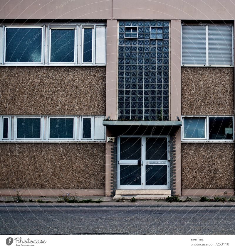 Rezession Menschenleer Haus Bauwerk Gebäude Architektur Mauer Wand Fenster Tür Krise Bürogebäude Leerstand Farbfoto Außenaufnahme Tag