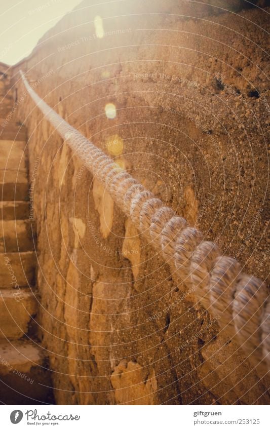 into the sun Mauer Wand Treppe hell Geländer Seil festhalten aufwärts Perspektive Stein Steinmauer Treppengeländer Bauwerk einfach Sonnenlicht Farbfoto