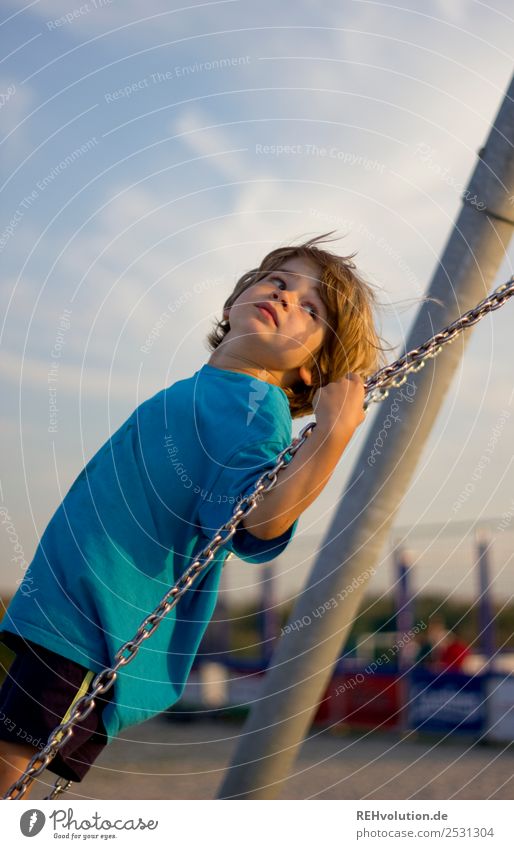 Junge schaukelt im Sommer Kind Kindheit Urlaub Strand Glück Freude Spaß Spielen Schaukeln Spielplatz schaukeln ist wie fliegen Außenaufnahme Tag