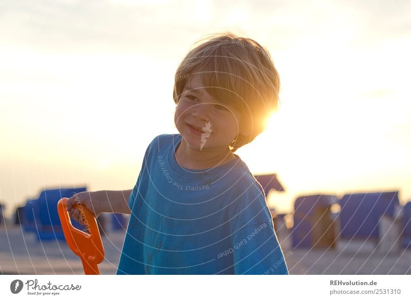 Kind im Sommer am Strand Ferien & Urlaub & Reisen Sommerurlaub Sonne Mensch maskulin Junge Kindheit 1 3-8 Jahre Strandkorb genießen Lächeln authentisch blond