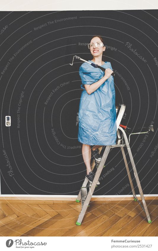 Woman in protective clothes posing with a blue paint roller #DIY Freizeit & Hobby feminin Frau Erwachsene 1 Mensch 18-30 Jahre Jugendliche 30-45 Jahre