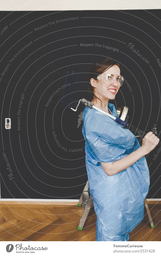 Woman in protective clothes posing with a blue paint roller #DIY Freizeit & Hobby feminin Frau Erwachsene 1 Mensch 18-30 Jahre Jugendliche 30-45 Jahre