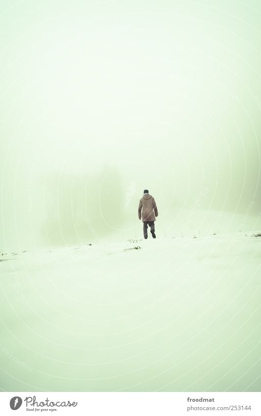 orientierungslos Mensch maskulin Mann Erwachsene Umwelt Luft Winter Unwetter Nebel Schnee Hügel Alpen Berge u. Gebirge gruselig kalt ruhig Müdigkeit Angst