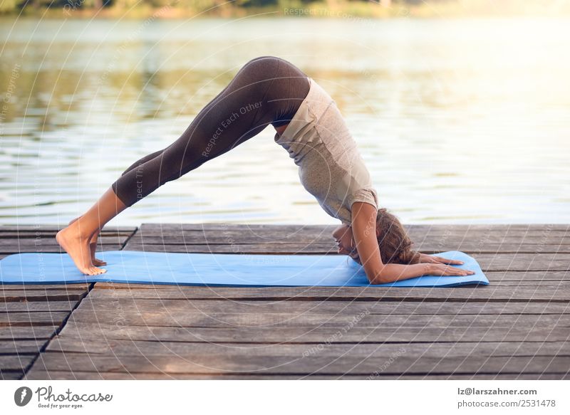 Attraktive Frau beim Training auf einem Holzdeck Lifestyle Glück Körper Wellness Meditation Sommer Meer Yoga Erwachsene 1 Mensch 18-30 Jahre Jugendliche Natur