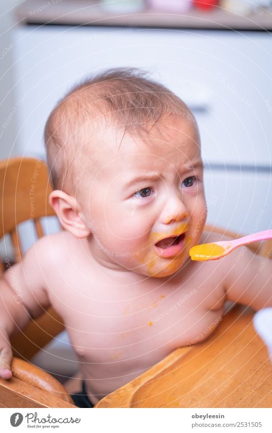 Baby sitzt traurig und weint im Zimmer. Gesicht Kind Mensch Junge Frau Erwachsene Eltern Mutter Familie & Verwandtschaft Kindheit brünett Liebe schreien tragen