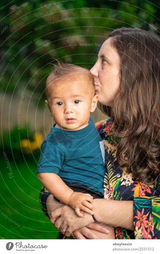 Mutter hält glückliches Baby im Garten. Gesicht Mensch Frau Erwachsene Verkehr Herz Denken Traurigkeit weinen Armut Wut Schmerz Einsamkeit Angst Verzweiflung