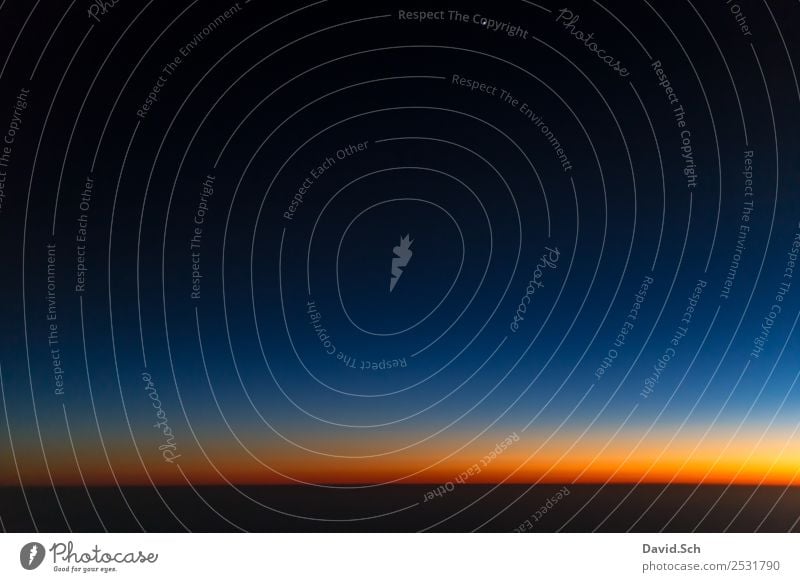 Flugzeug Fensterblick auf Sonnenuntergang Luftverkehr Ferien & Urlaub & Reisen Unendlichkeit blau gelb orange rot schwarz Flugangst Troposphäre Stratosphäre