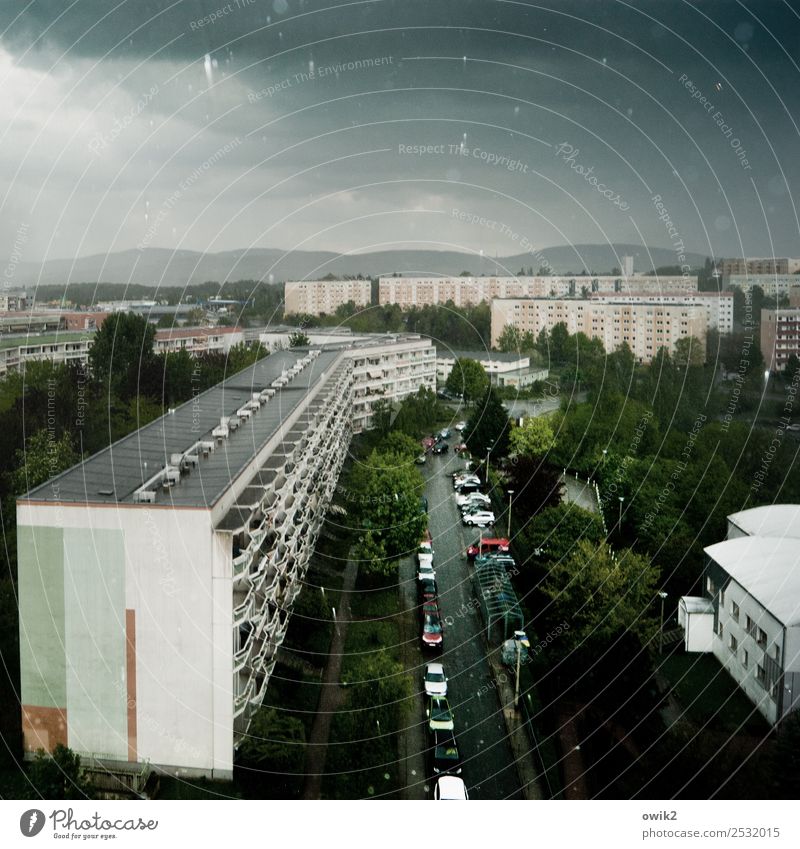 Nass und grün Wassertropfen Himmel Wolken Horizont Regen Baum Sträucher Hügel Bautzen Lausitz Deutschland Haus Gebäude Plattenbau Fassade Balkon Fenster Dach