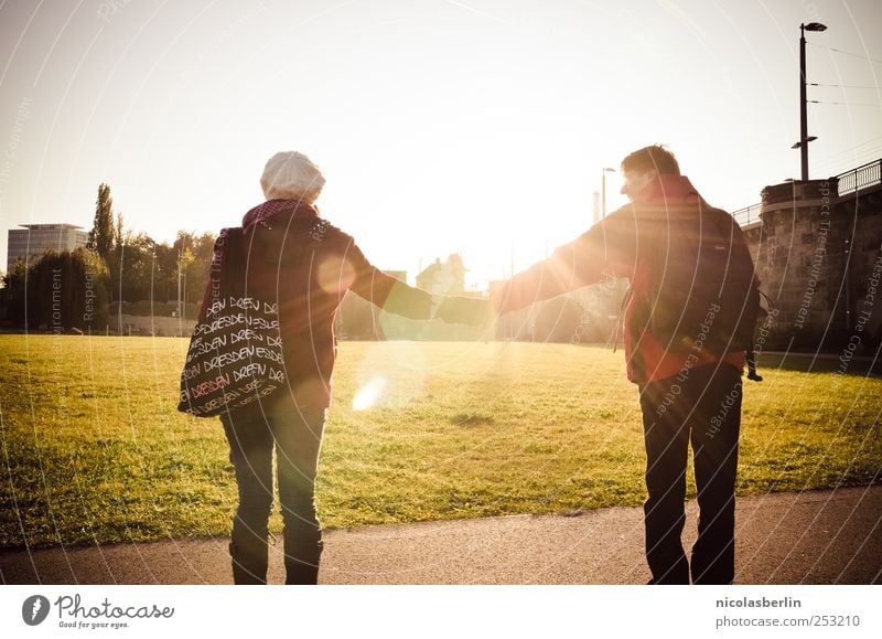 DD 11 | Happiness Freude Ferien & Urlaub & Reisen maskulin Junge Frau Jugendliche Junger Mann Paar Partner Leben 2 Mensch 18-30 Jahre Erwachsene festhalten