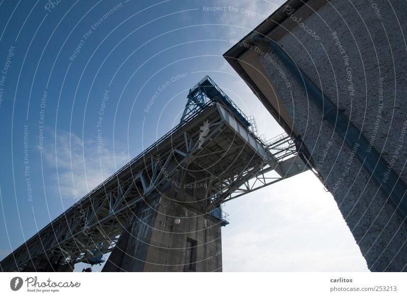 Frongkreisch Wasserkraftwerk Himmel Schönes Wetter Bauwerk Mauer Wand bedrohlich eckig gigantisch gruselig hoch blau ästhetisch bizarr Endzeitstimmung