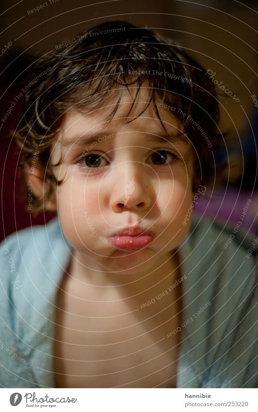 au backe Mensch Kind Junge Kindheit 1 3-8 Jahre brünett Blick frech lustig nass verrückt blau rosa schwarz Freude Fröhlichkeit Bademantel Lippen Wange Unsinn