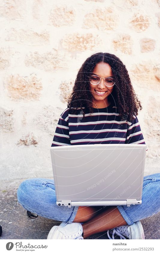 Junge streberische Frau mit ihrem Laptop Lifestyle Stil Design Freude Freizeit & Hobby Bildung Student Arbeit & Erwerbstätigkeit Computer Notebook