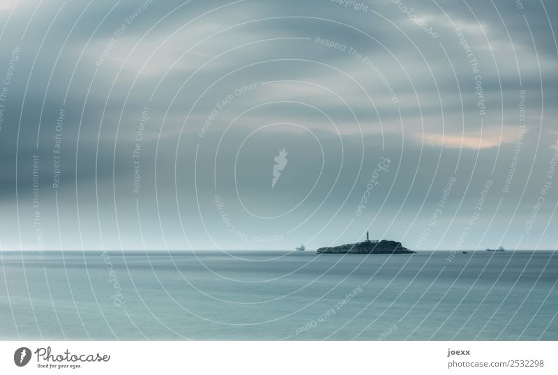 Kleine Insel im Meer mit Leuchtturm bei bewölktem Himmel Fernweh Wolken Faro De La Isla De Mouro Farbfoto Schiffe Rettung Heimweh Ferne Unerreicbar Sicherheit