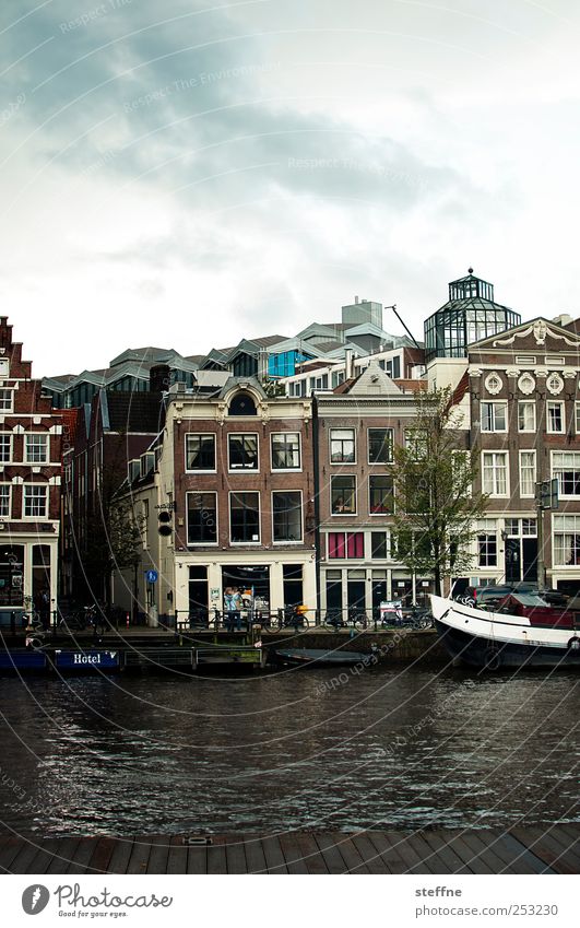 grachtvoll Wasser Amsterdam Niederlande Stadtzentrum Altstadt Haus Fassade Fenster Binnenschifffahrt Bootsfahrt Tourismus Gracht Wasserfahrzeug Farbfoto