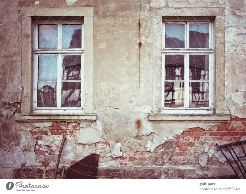 Verputzer gesucht Kleinstadt Altstadt Haus Hütte Gebäude Architektur Mauer Wand Fassade Fenster Stein alt kaputt trashig grau rot Fortschritt Krieg Nostalgie