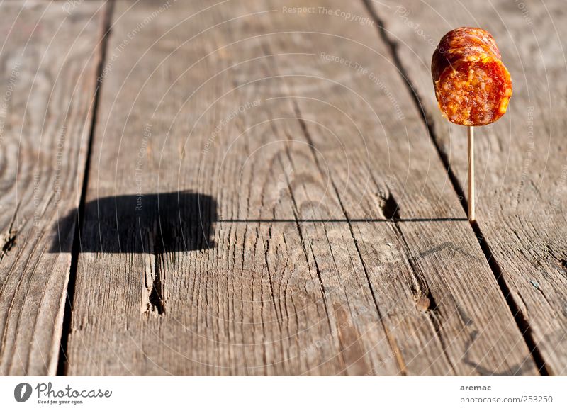 Es geht um die Wurst Lebensmittel Wurstwaren Ernährung Frühstück Mittagessen Abendessen Fingerfood Zahnstocher Holz grau rot Appetit & Hunger Völlerei gefräßig