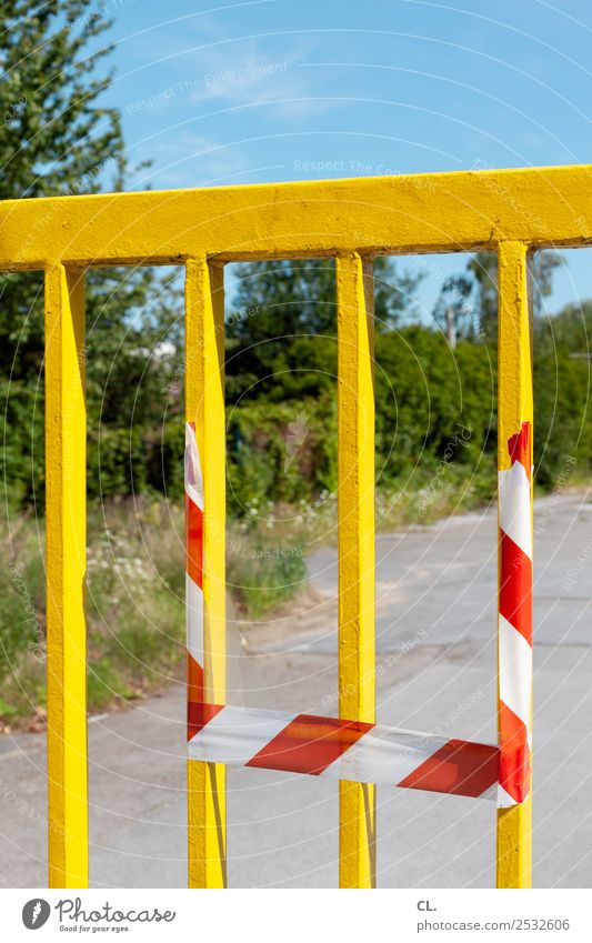 gelbes tor Baustelle Wolkenloser Himmel Schönes Wetter Sträucher Menschenleer Platz Tor Zeichen Schutz Sicherheit Verbote Wandel & Veränderung Wege & Pfade